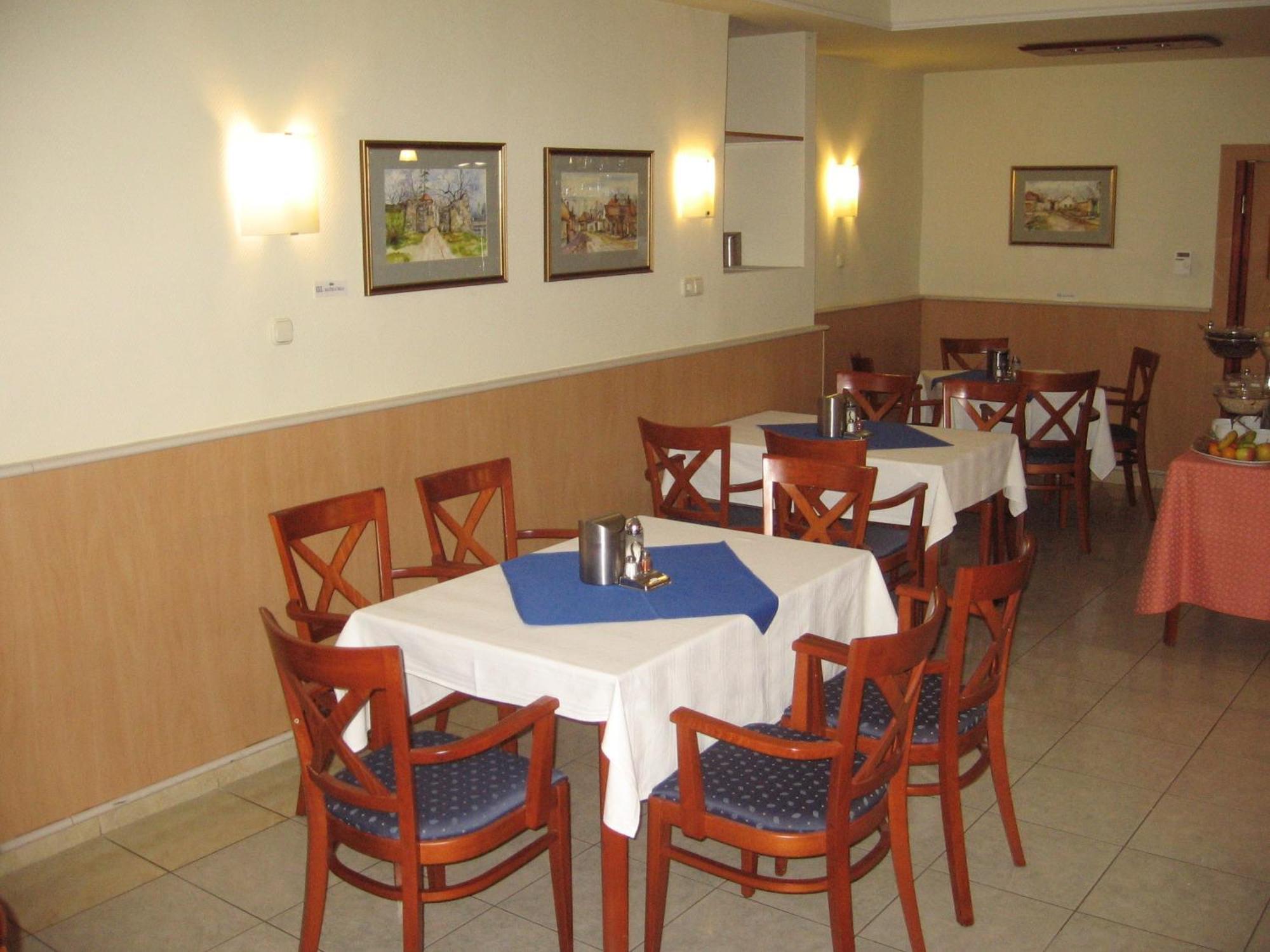 Hotel Arnold Tata Restaurant photo