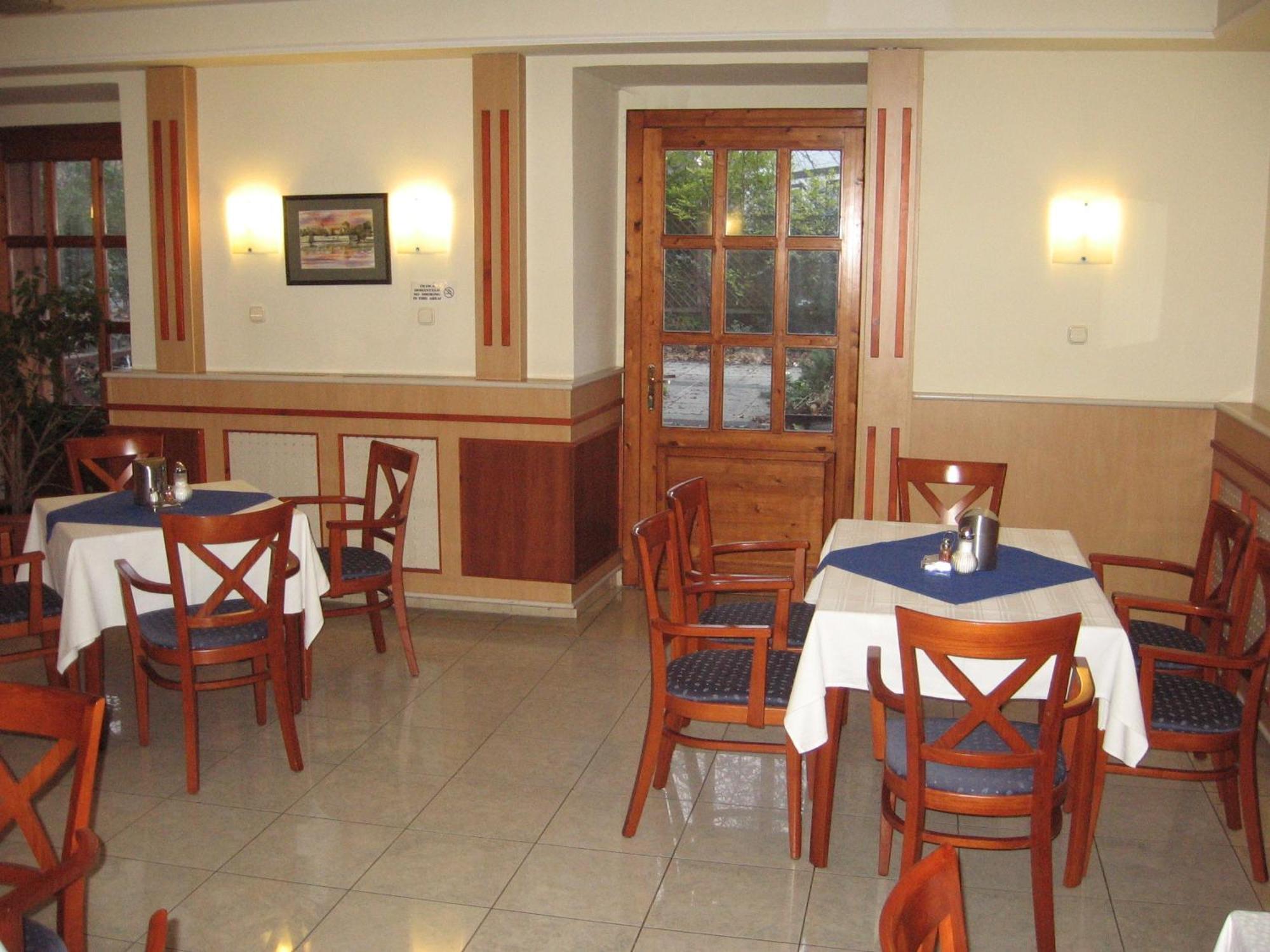 Hotel Arnold Tata Restaurant photo